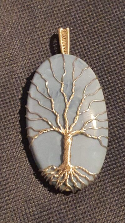 grand pendentif en opale bleue ovale sertie par la méthode du wire wrapping avec du fil argenté