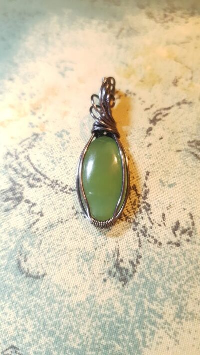 pendentif en jade néphrite serti de fil gun métal par la méthodewire wrapping