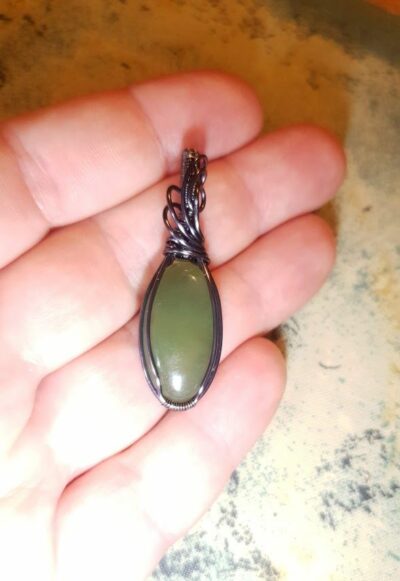 pendentif en jade néphrite serti de fil gun métal par la méthodewire wrapping