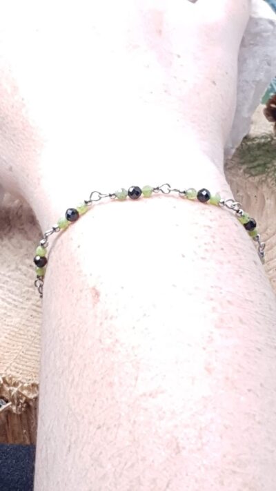 Bracelet fin en acier inoxydable, jade du canada et spinelle noir module 3 perles