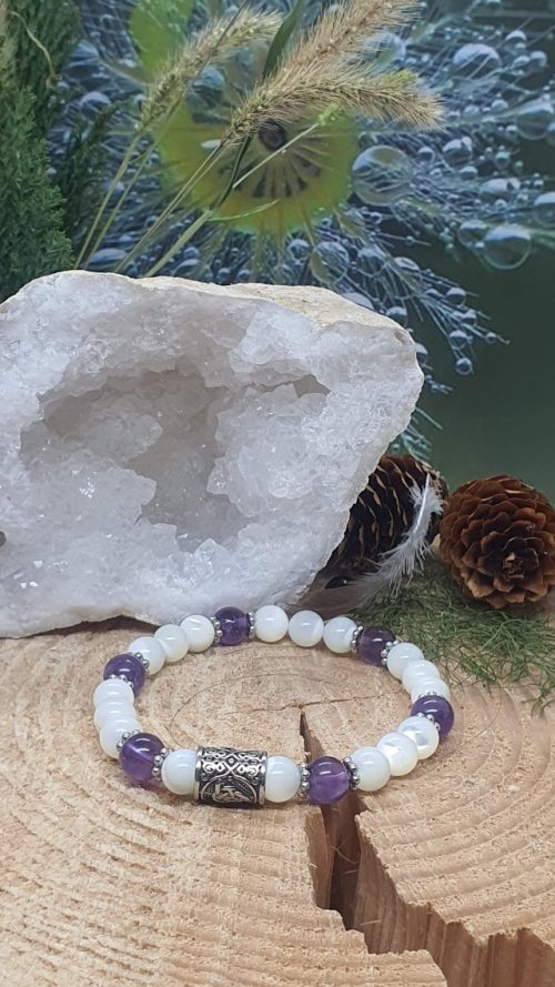 bracelet élastique et perles 8 mm de nacre et d'améthyste