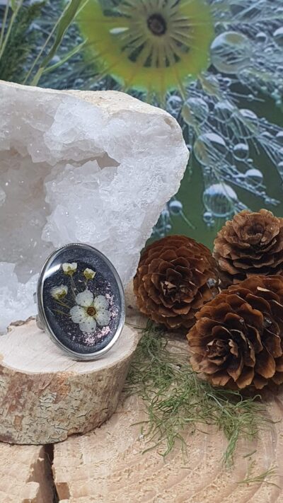 bague en acier inoxydable, résine et petites fleurs séchées blanches