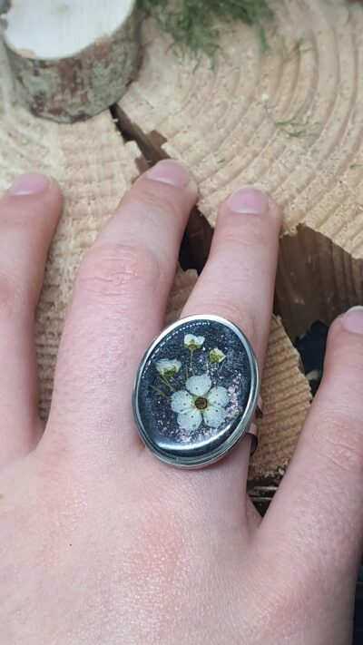 bague en acier inoxydable, résine et petites fleurs séchées blanches