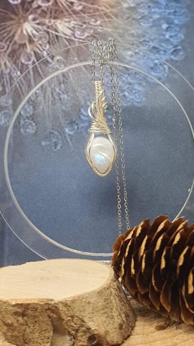 Pendentif péristérite serti à la main par la méthode du wire wrapping.
