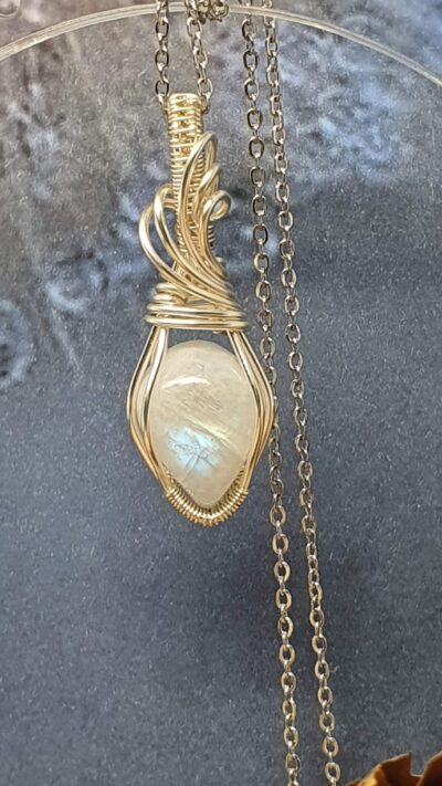 Pendentif péristérite serti à la main par la méthode du wire wrapping.
