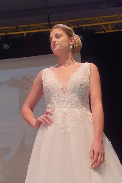 collier ras de cou perles de nacre porté par une modèle mariée