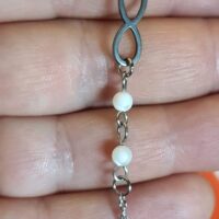 Bracelet perles de nacre 4 mm et symbole infini en acier inoxydable hypoallergénique