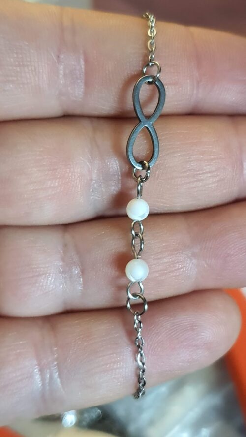 Bracelet perles de nacre 4 mm et symbole infini en acier inoxydable hypoallergénique