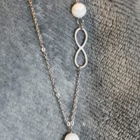 Collier asymétrique mariage perles de nacre et symbole infini