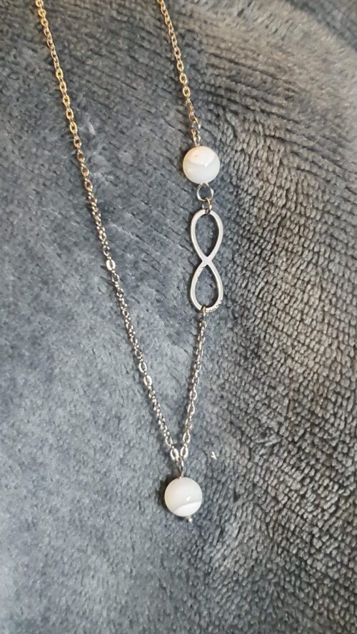 Collier asymétrique mariage perles de nacre et symbole infini