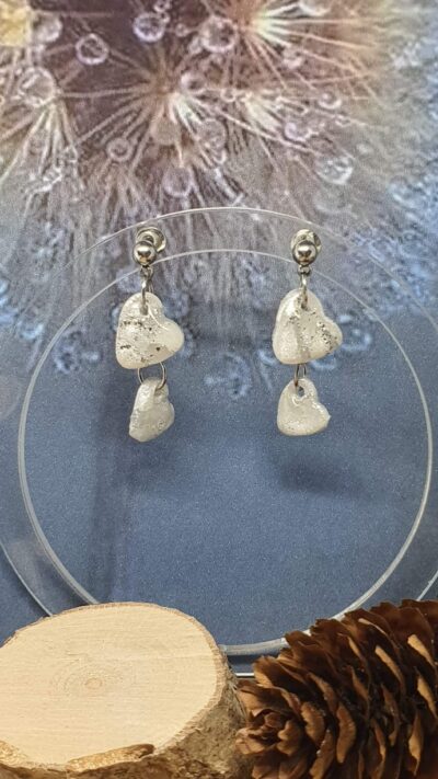 Boucles d'oreilles petits cœurs marbrés en argile polymère et clous en acier inoxydable