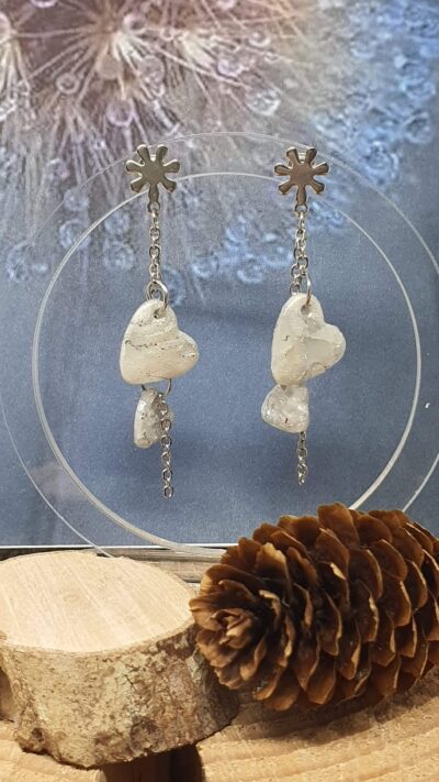 Boucles d'oreilles en forme de petits cœurs marbrés, un grand et un petit, avec un clou splash en acier inoxydable