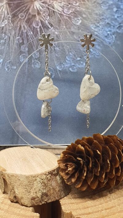 Boucles d'oreilles en forme de petits cœurs marbrés, un grand et un petit, avec un clou splash en acier inoxydable
