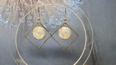 Boucles d'oreilles disque marbré en argile polymère et cerclage carré