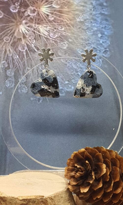 Boucles d'oreilles clou pendant en forme de cœur granit bleu, noir et blanc sur le présentoir en plexiglass