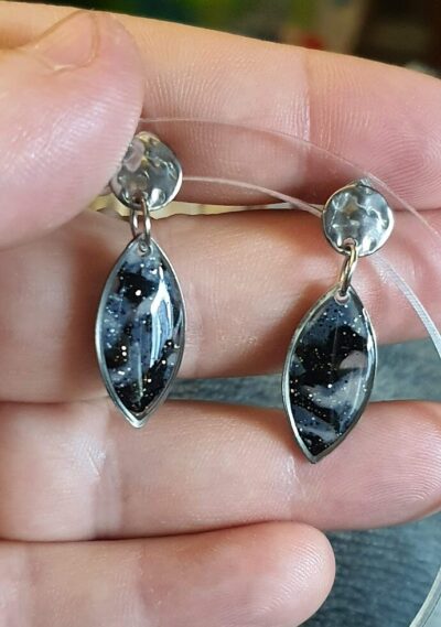 boucles d'oreilles clous pendant navette bleu et noir.