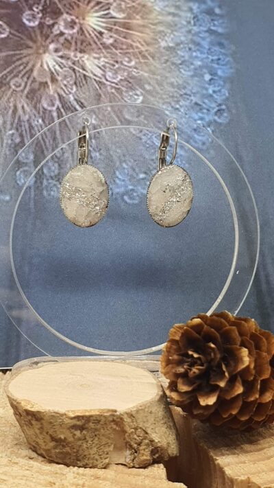 Boucles d'oreilles ovales marbrées en argile polymère avec des dormeuses intégrées
