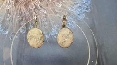 Boucles d'oreilles ovales marbrées en argile polymère avec des dormeuses intégrées
