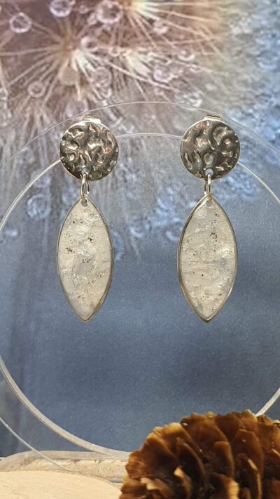 Boucles d'oreilles marbrées grande navettes et clous plats texturés en acier inoxydable
