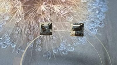 #1486-2 - Boucles d'oreilles petits clous carrés bleu et noir – Image 2