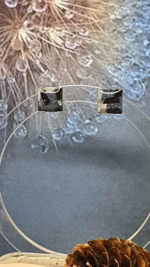 Boucles d'oreilles graphique clous carrés bleu et noir pailleté, acier inoxydable sur support en plexiglass