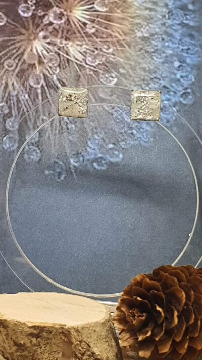 boucles d'oreilles petits clous carrés marbrés pour mariage sur plexiglas