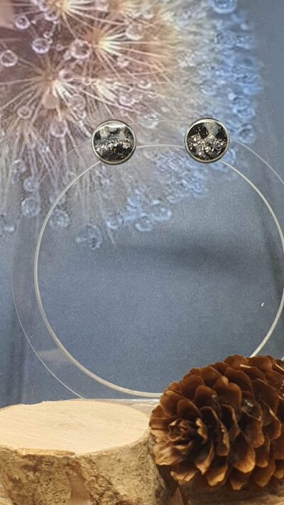 boucles d'oreilles puces tricolores bleu, noir et blanc avec paillettes et design graphique, et feuilles d'argent