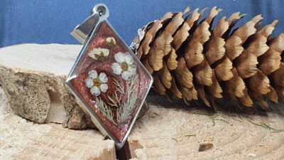 pendentif losange cuivré et fleurs séchées blanches