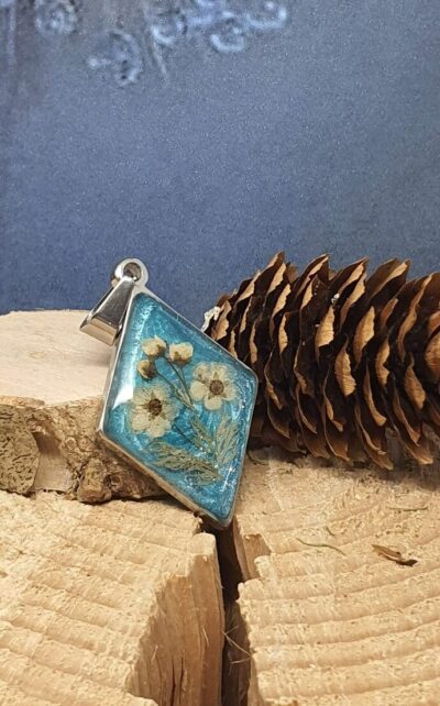 pendentif losange acier inoxydable fond turquoise et fleurs séchées blanches