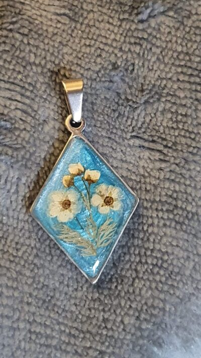 pendentif losange acier inoxydable fond turquoise et fleurs séchées blanches