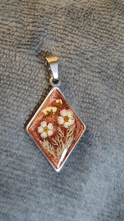 pendentif losange cuivré et fleurs séchées blanches