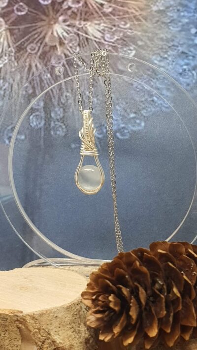 Pendentif pierre de lune adulaire ronde sertie à la main par la méthode du wire wrapping