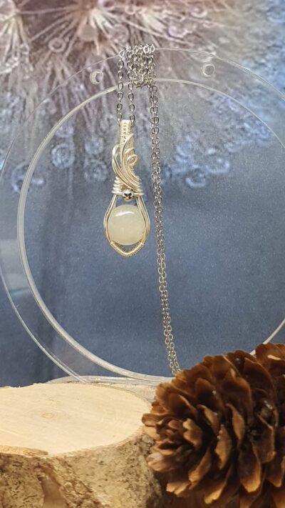 Pendentif pierre de lune adulaire ronde sertie à la main par la méthode du wire wrapping