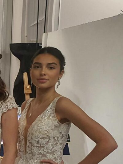 Boucles d'oreilles marbrées nuit étoilée portées par un modèle de mariée