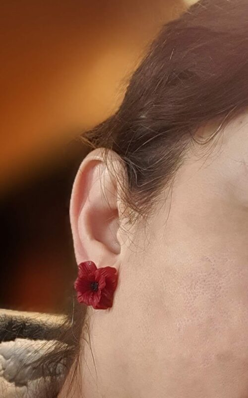Boucles d'oreilles printanières aux fleurs rouges cœur noir portées