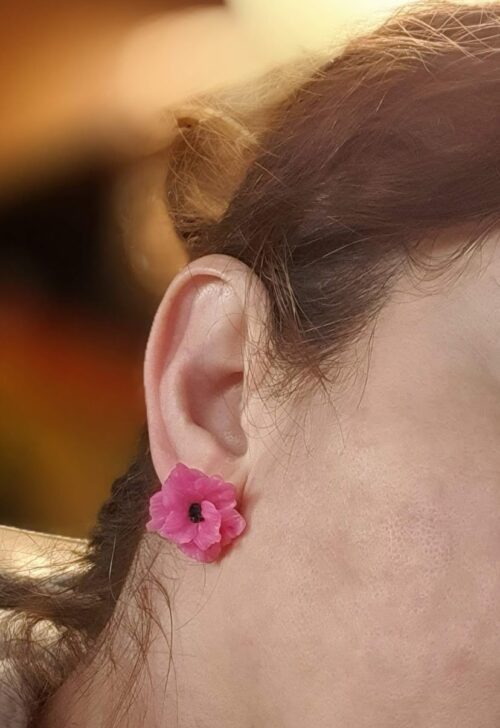 Boucles d'oreilles printanières aux fleurs roses cœur noir portées