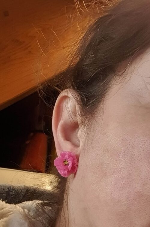 Boucles d'oreilles printanières aux fleurs roses cœur jaune portées