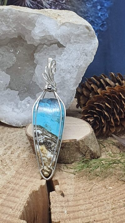 Pendentif bois fossilisé bord de mer au bleu intense wire wrappig