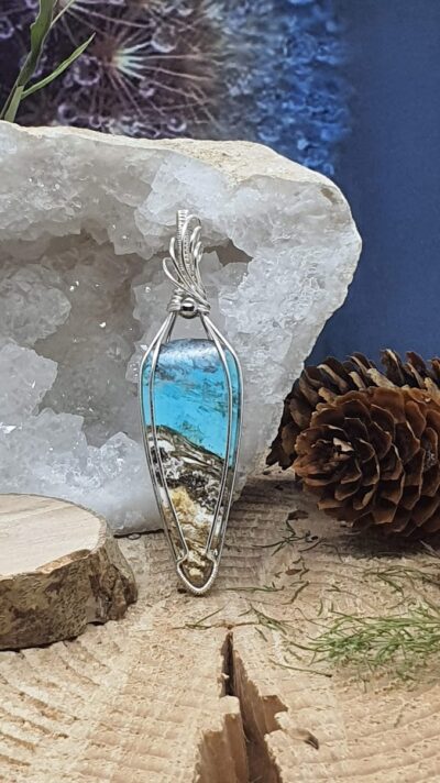 Pendentif bois fossilisé bord de mer au bleu intense wire wrappig