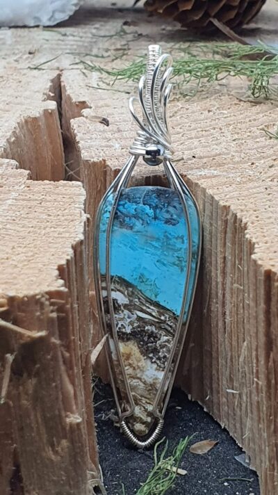 Pendentif bois fossilisé bord de mer au bleu intense wire wrappig zoom