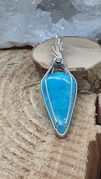 Pendentif wire wrapping hémimorphite bleue fil argenté zoom