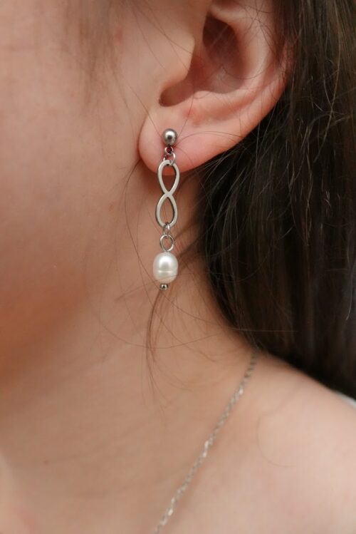 Boucles d'oreilles perles d'eau douce et symbole infini pour mariage