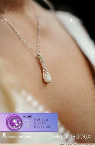 Pendentif pierre de lune adulaire double drapé portée par une mariée