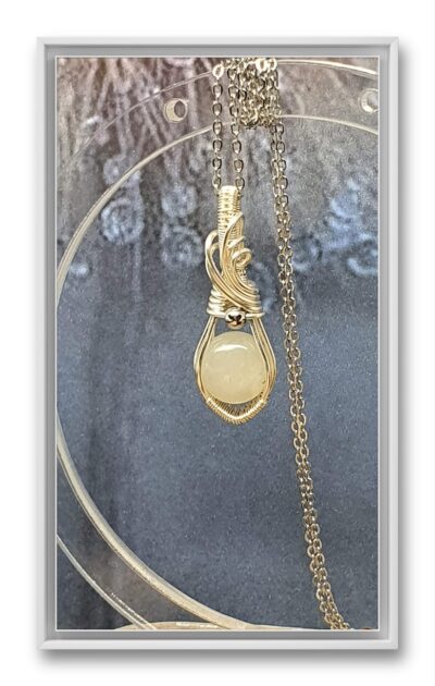 Pendentif pierre de lune adulaire ronde sertie à la main par la méthode du wire wrapping