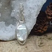 Pendentif en nacre et argent 925 idéal pour accessoiriser une robe de mariage