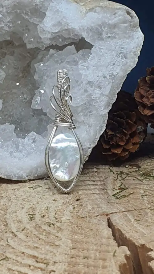 Pendentif en nacre et argent 925 idéal pour accessoiriser une robe de mariage