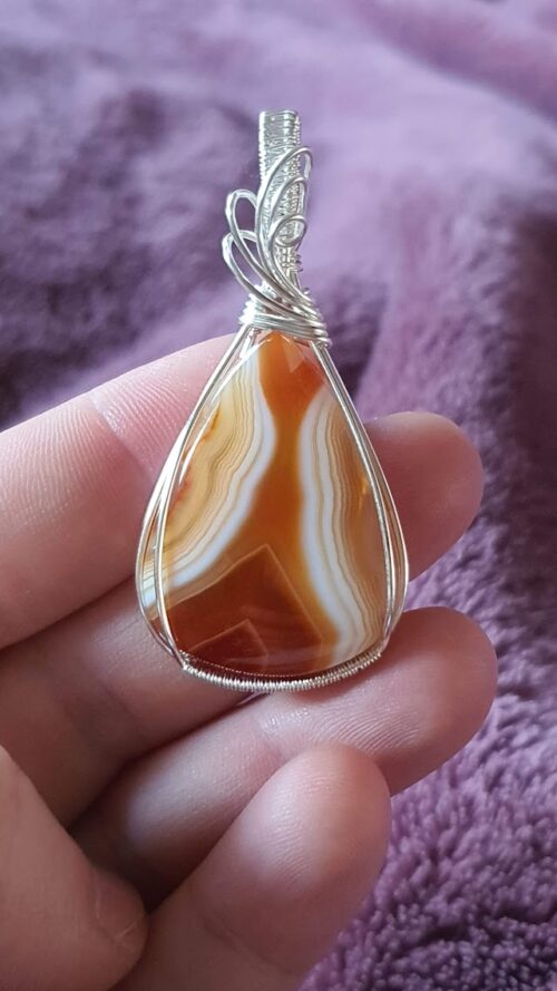 pendentif agate à bande orange et blanches en wire wrapping