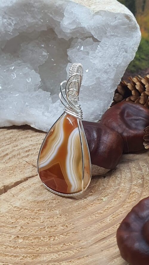 #1755 - Pendentif en agate à bandes orange et blanches – Image 2