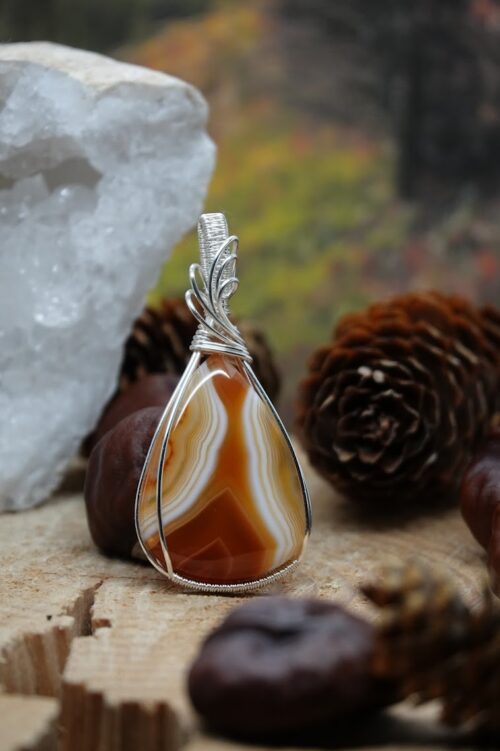 pendentif en pierre naturelle agate à bandes orange et blanches