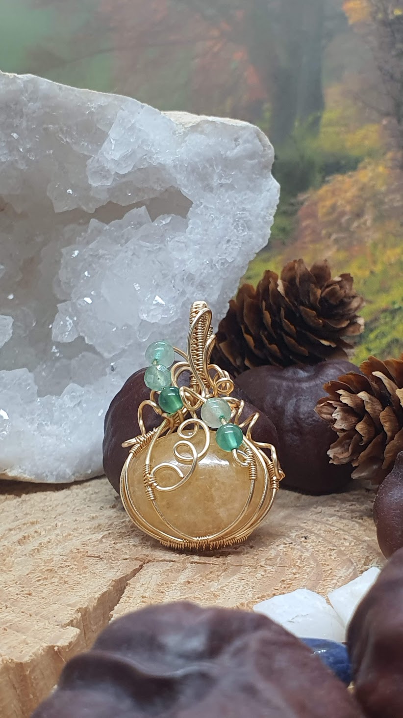 pendentif citrouille en aventurine jaune fond automnal